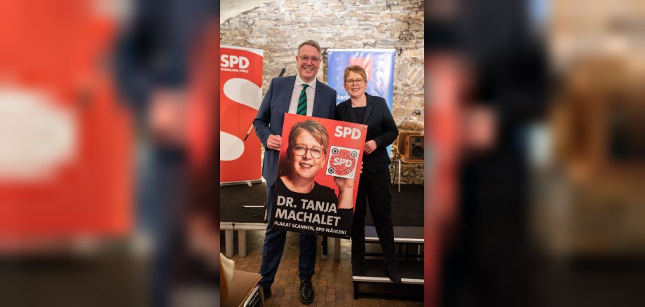 Alexander Schweitzer und Tanja Machalet Halten zusammen ein Wahlplakat aus dem Tanja Machalet zu sehen ist